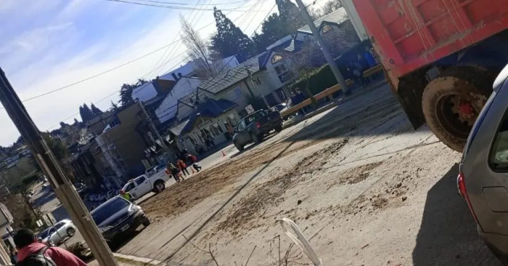 Camión de empresa privada derramó greda y el personal municipal colaboró con la limpieza