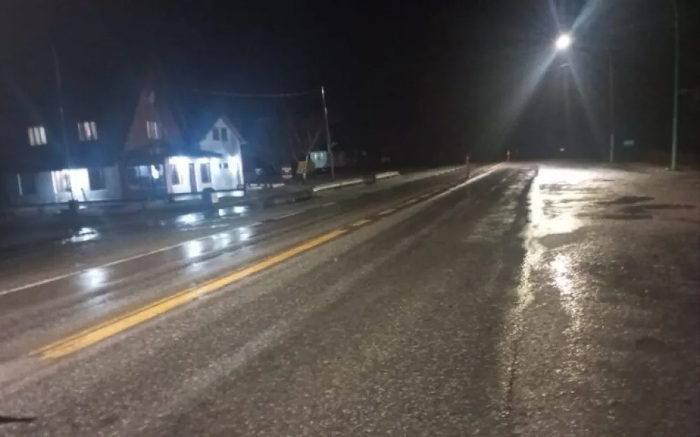 Precaución por calzada mojada en Ruta 40 entre Bariloche y El Bolsón