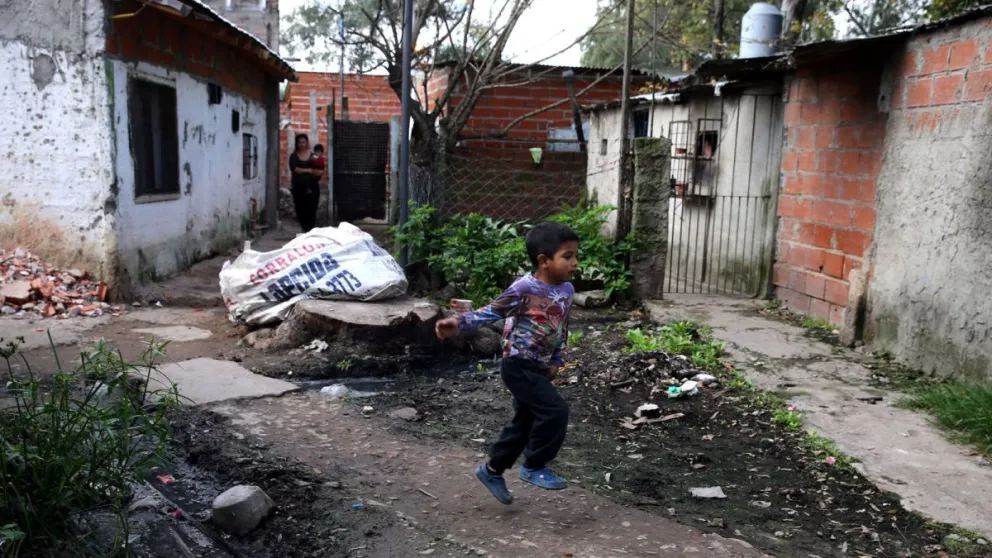 Un informe reveló que casi el 75% de los argentinos vive en la pobreza