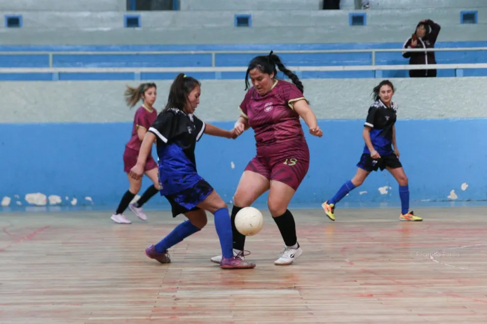 Las chicas del fútbol libre de Bariloche juegan mañana en casa