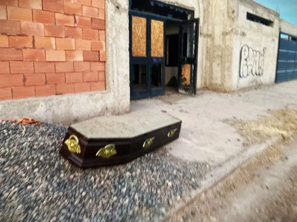 Insólito: destrozaron una funeraria y dejaron un ataúd en la vereda