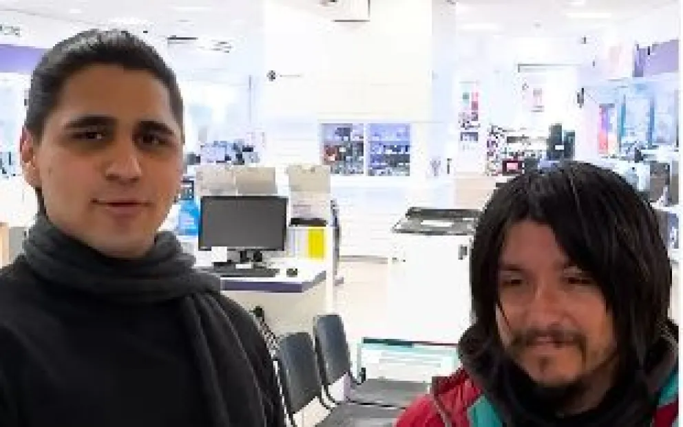 El influencer Putatoputato llegó a Bariloche y sorprendió a un trabajador con un gesto solidario