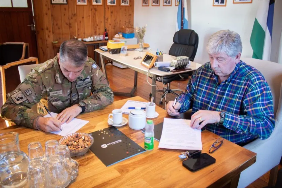 Municipio de Bariloche firmó convenio con el Ejército para acceder a áridos y mejorar el asfalto