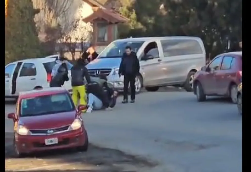 Conductores protagonizaron una violenta pelea en Bustillo por una supuesta maniobra vehicular