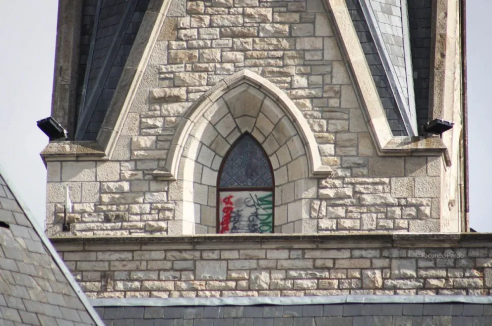 ¿Qué pasó con uno de los vidrios de la torre de la iglesia Catedral?