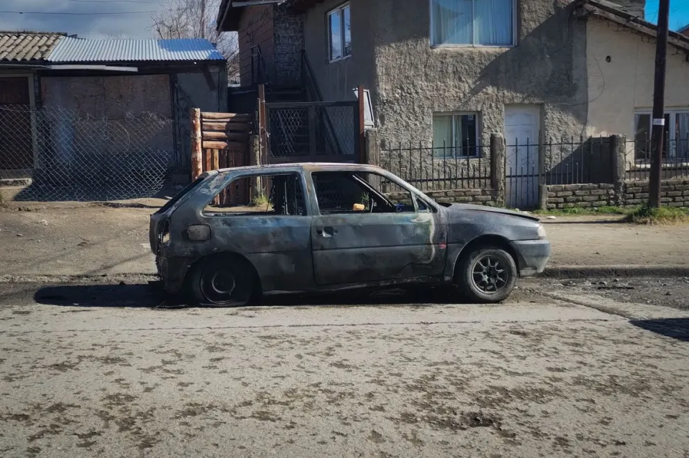 Un auto sufrió pérdidas totales al incendiarse cuando transitaba por Elordi y Mascardi