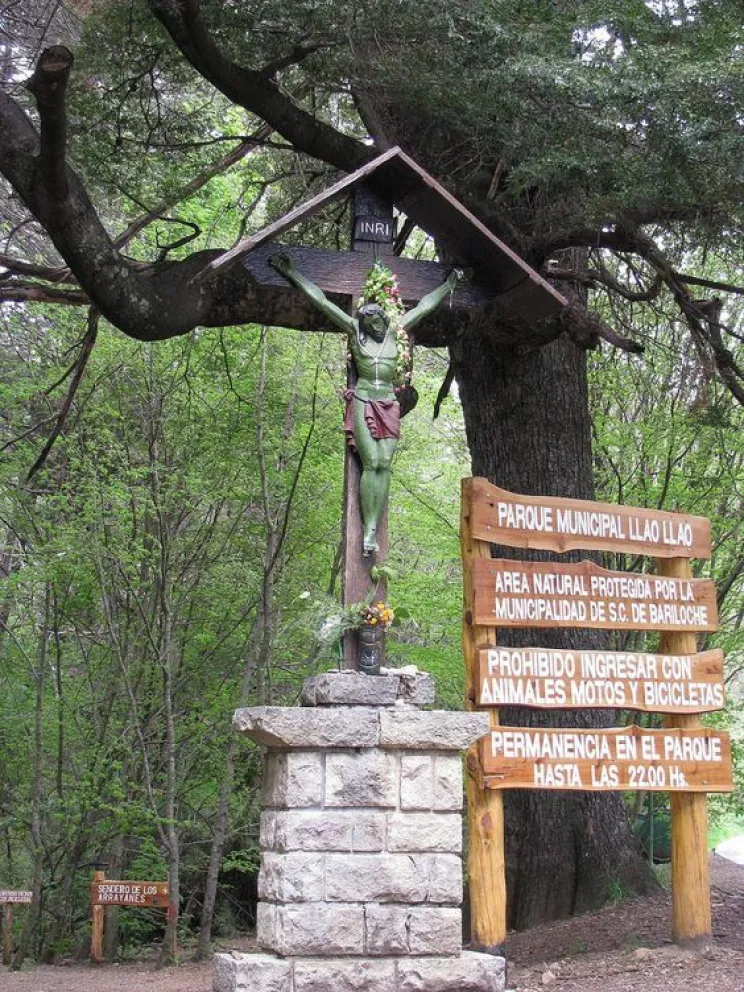 Quedó detenido por dañar carteles con aerosol en el bosque municipal Llao Llao