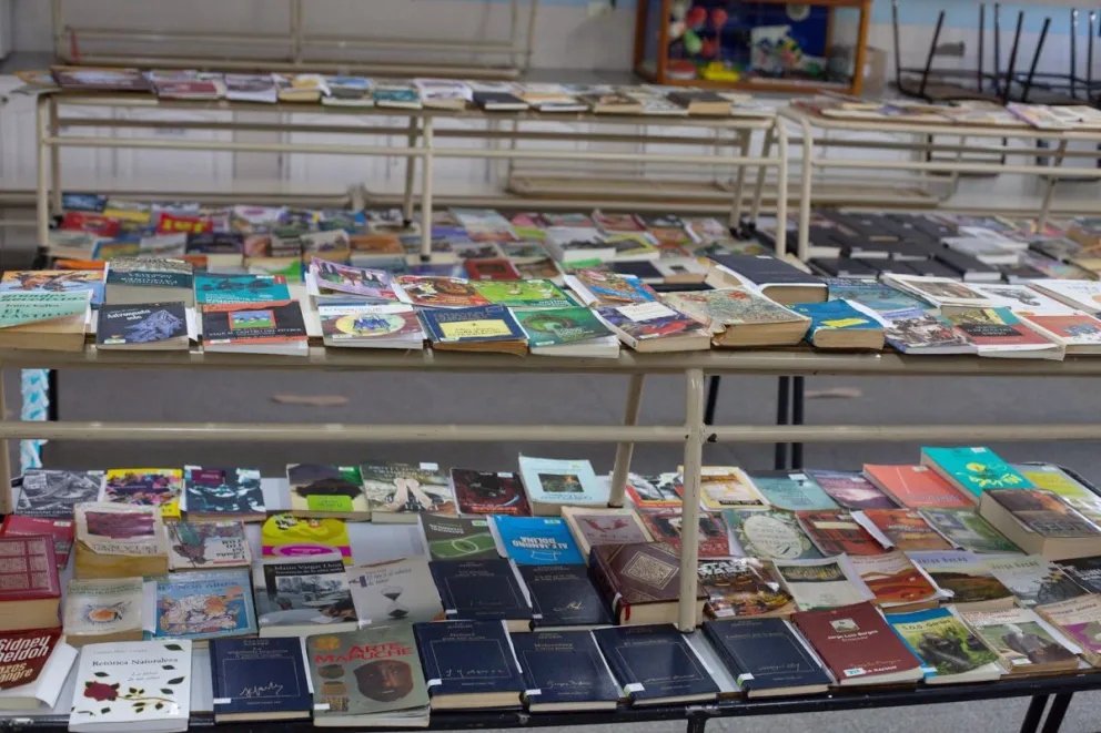 Momentos de libros y palabras compartidas entre jóvenes de la ESRN 132
