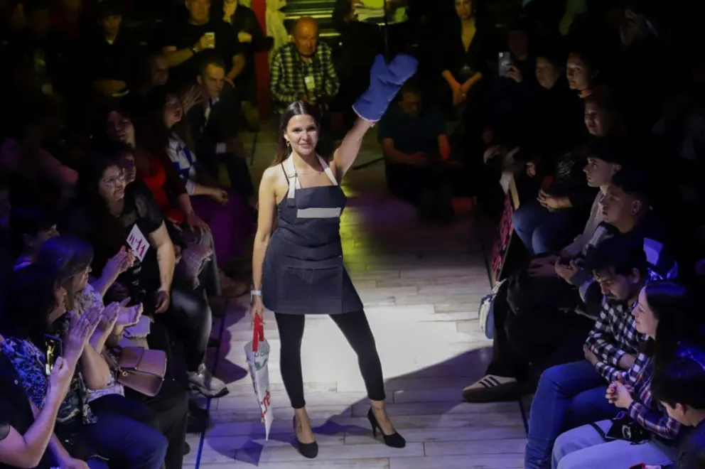 Las candidatas a reina brillaron en el desfile solidario