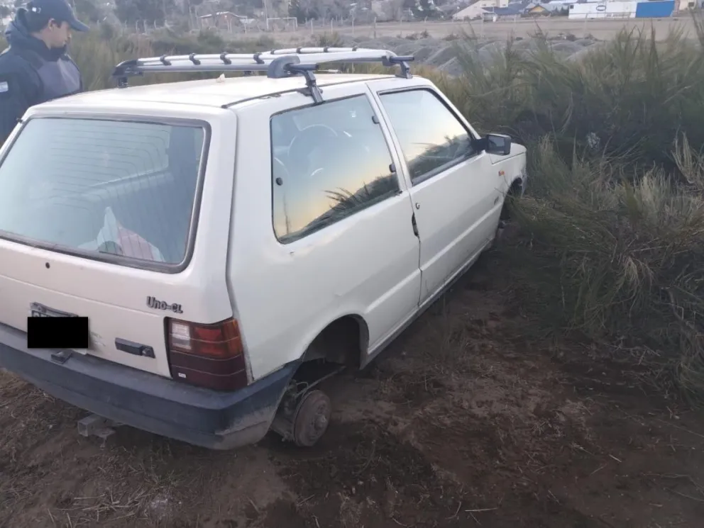 Sustrajeron un vehículo en el centro y apareció sin ruedas en el Alto
