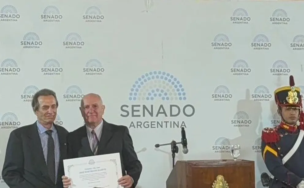 El presidente del Instituto Rocaniano fue distinguido en el Senado por su actuación en Malvinas