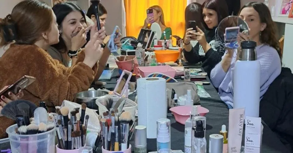 Las candidatas a reina se capacitaron en maquillaje y cuidado de la piel