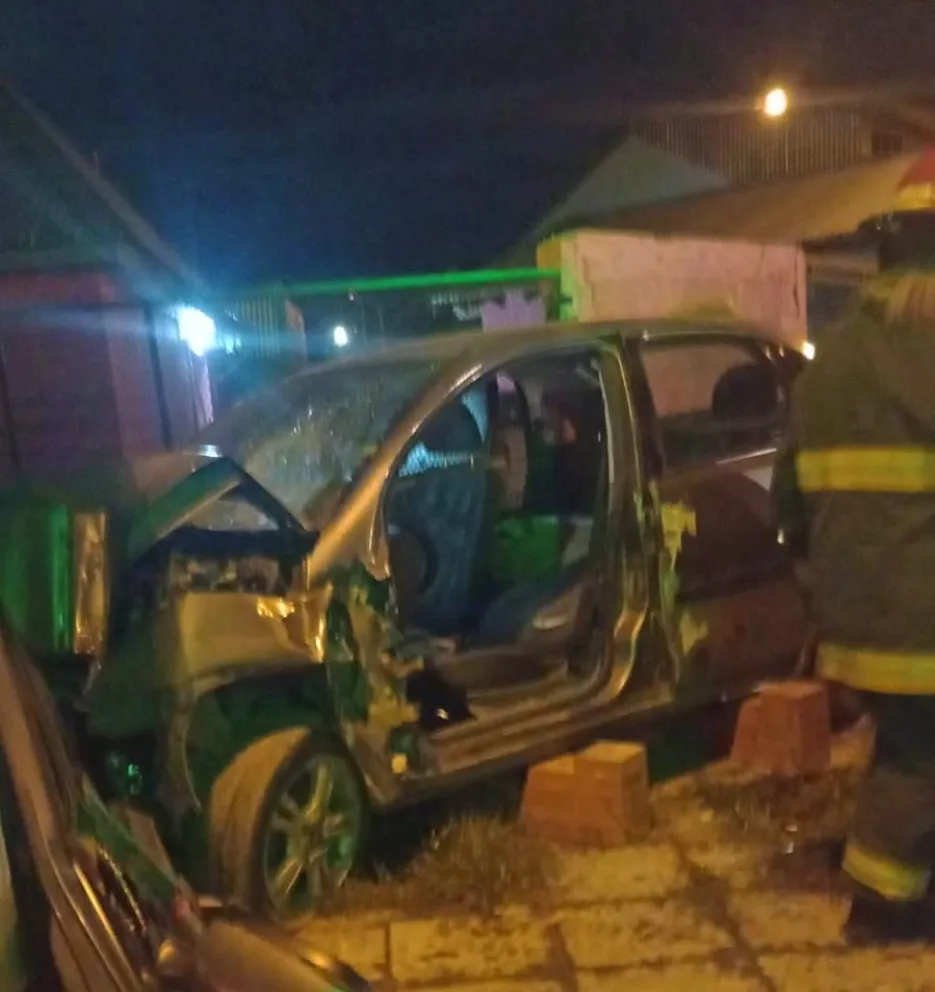 Conductor perdió el conocimiento tras chocar contra un poste en el barrio San Francisco