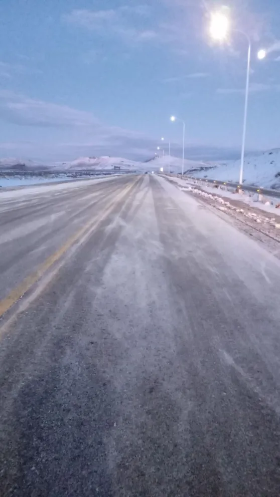 Piden extremar medidas de seguridad en tramos de Ruta 23 por hielo en la calzada