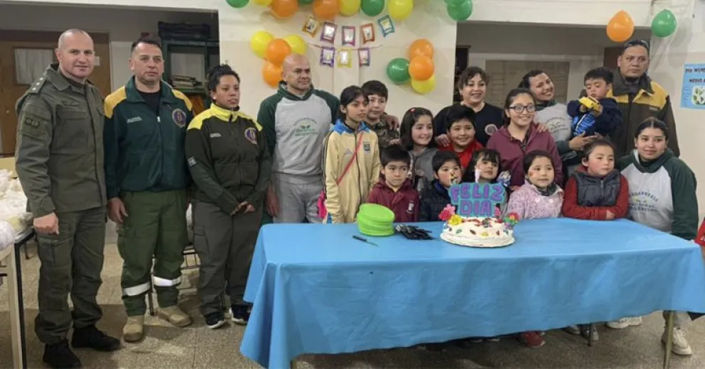 Personal de SPLIF Bariloche y de Gendarmería Nacional festejaron con los más chiquitos de Pilquiniyeu del Limay
