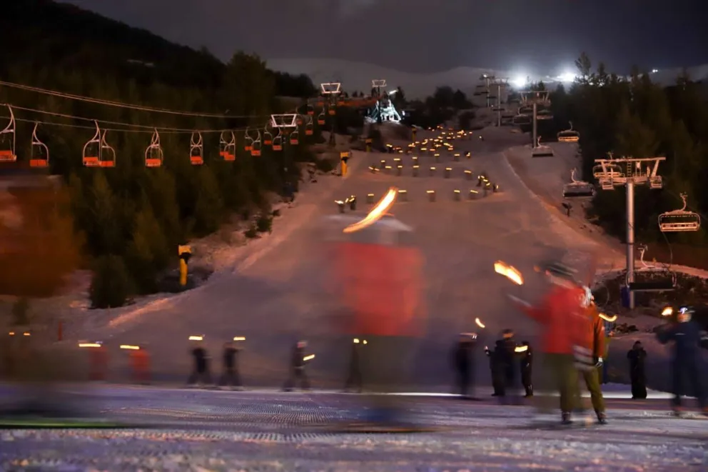 Fiesta de la Nieve 2024: Catedral se iluminó con la "Bajada de Luces"