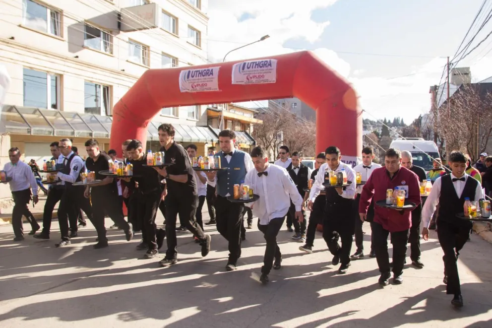 Fiesta de la Nieve 2024: La Carrera de Mozos de Bariloche es la más antigua del país