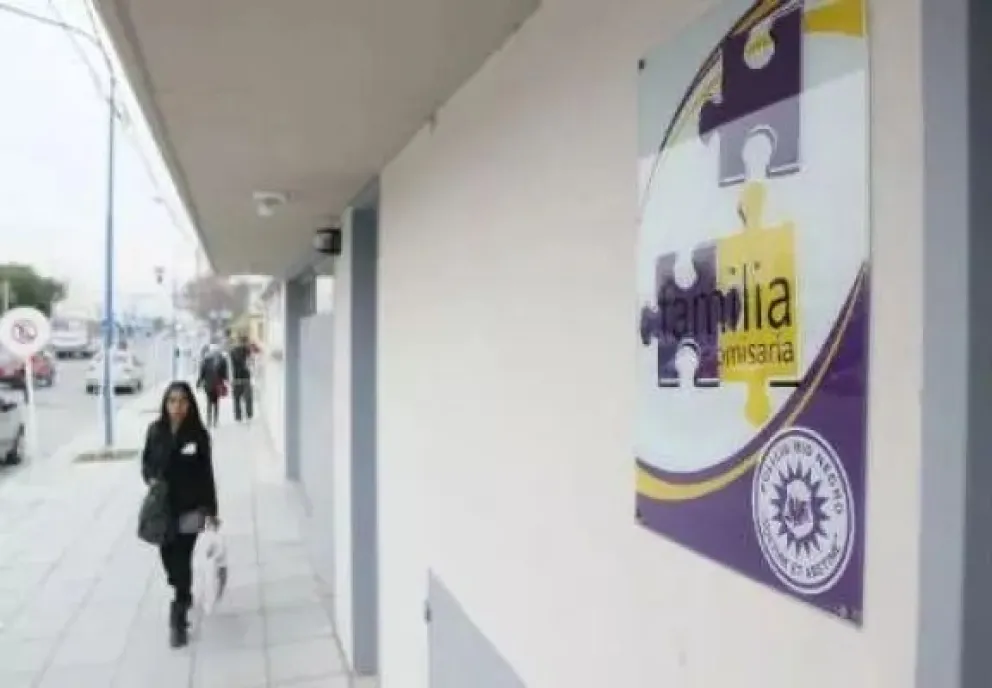 Una joven de Roca sufre violencia de género, no puede ver a su bebé y piensa encadenarse en tribunales