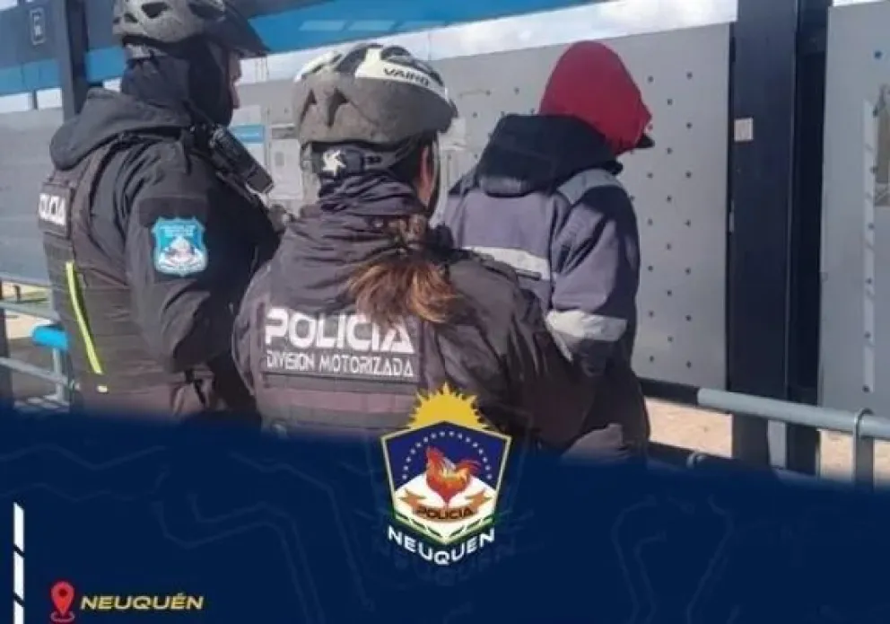 Tenía cinco pedidos de captura y andaba de paseo por el barrio