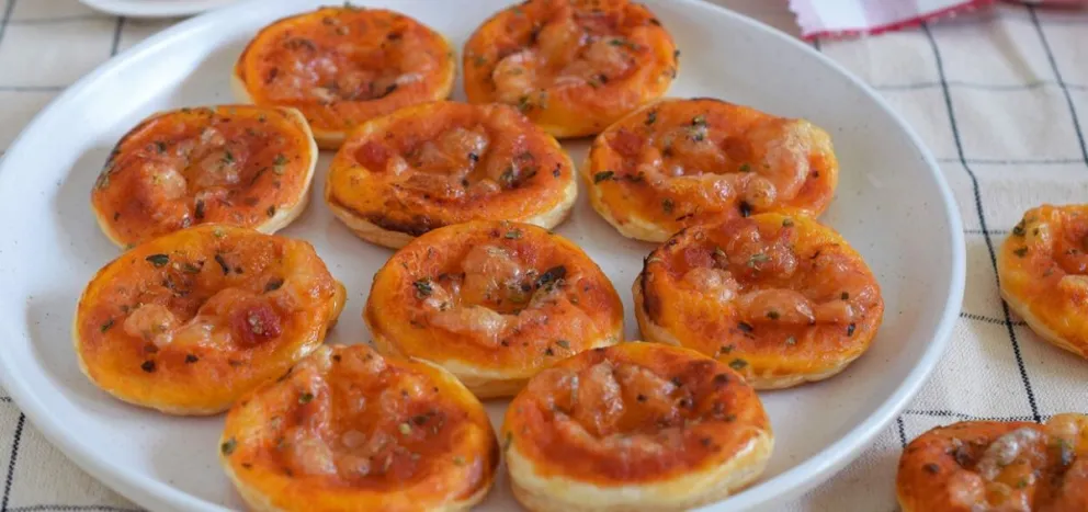 Mini Pizzetas de Hojaldre: un aperitivo rápido y delicioso con sólo cinco ingredientes