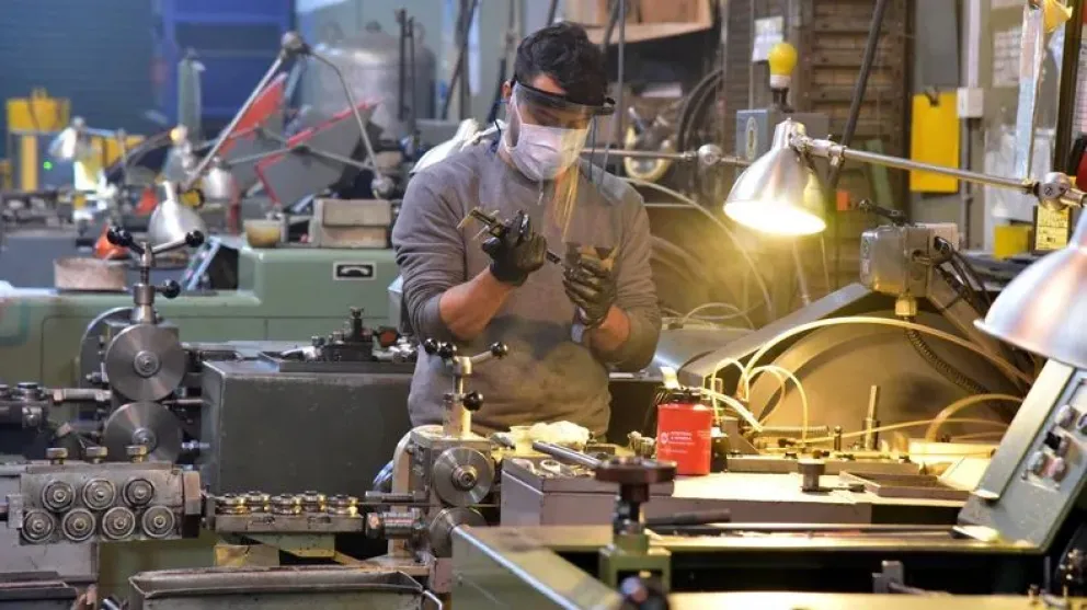 La industria pyme volvió a caer en julio: preocupación por el pago de los salarios