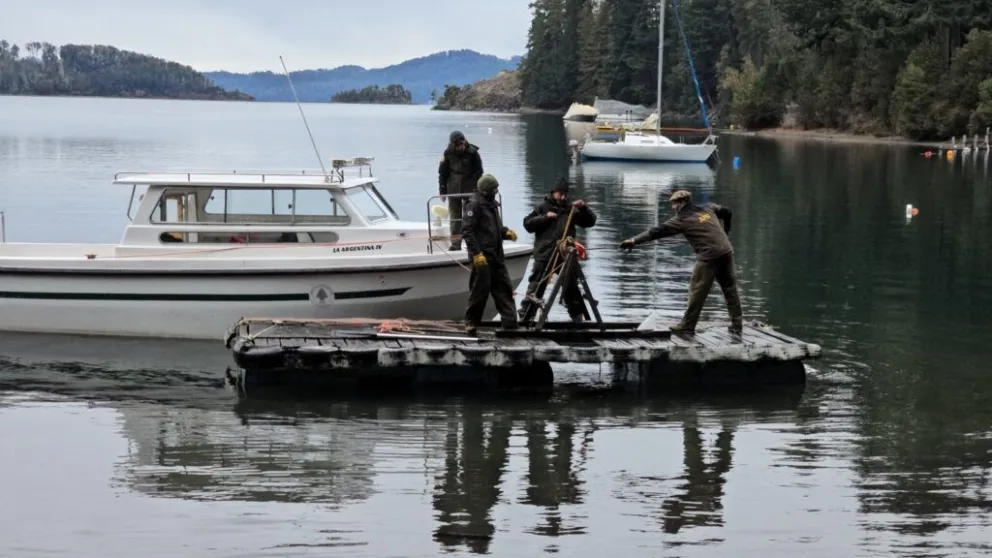 Realizaron un operativo para retirar boyas ilegales en el lago Nahuel Huapi