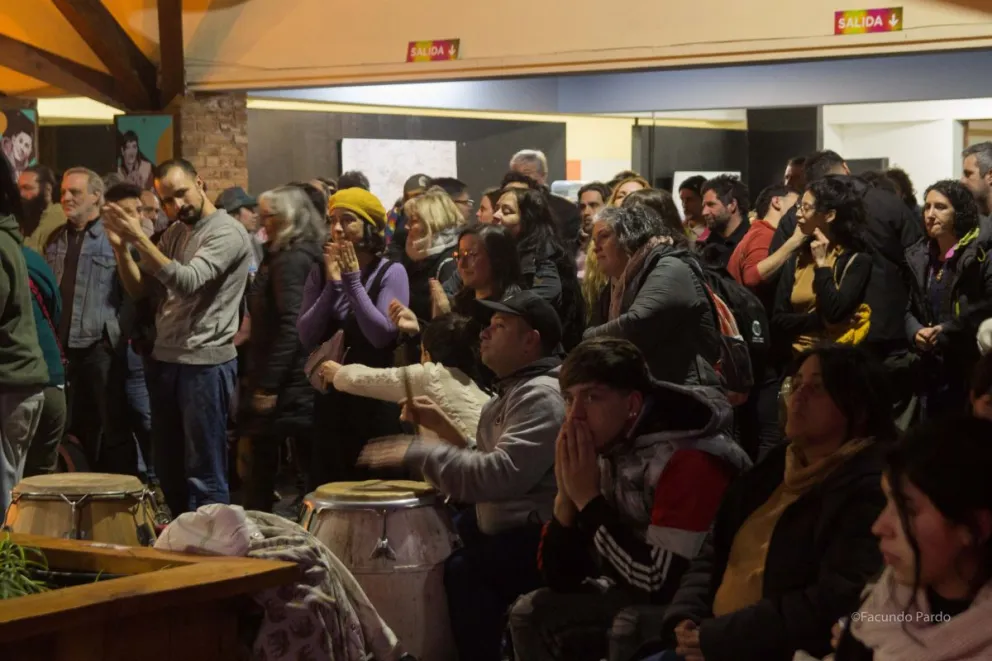 Con tambores y aplausos despidieron en Bariloche a Diego "Uru" Silva