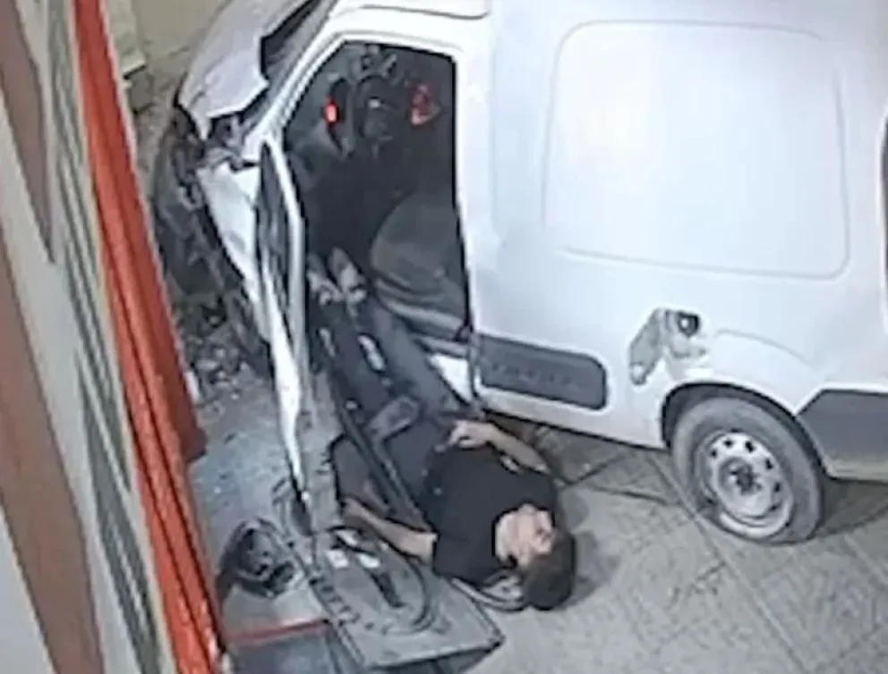 Accidente y furia: un joven estrelló su camioneta y atacó a un patrullero