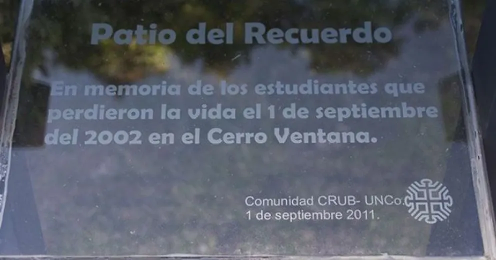 La placa ubicada en el Patio del Recuerdo. 