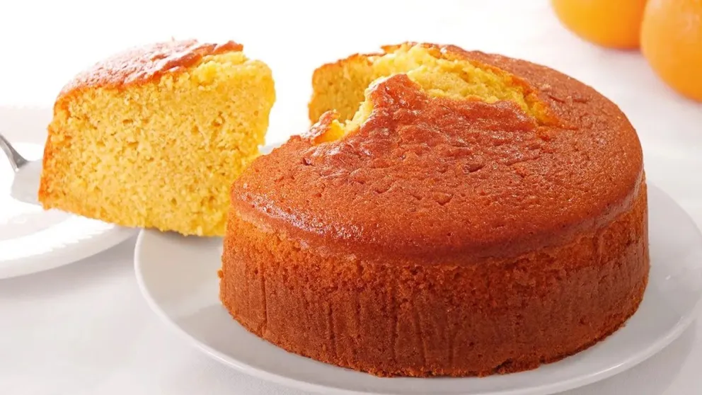 Cómo hacer un bizcochuelo de naranja, sin huevos ni leche, en 5 pasos