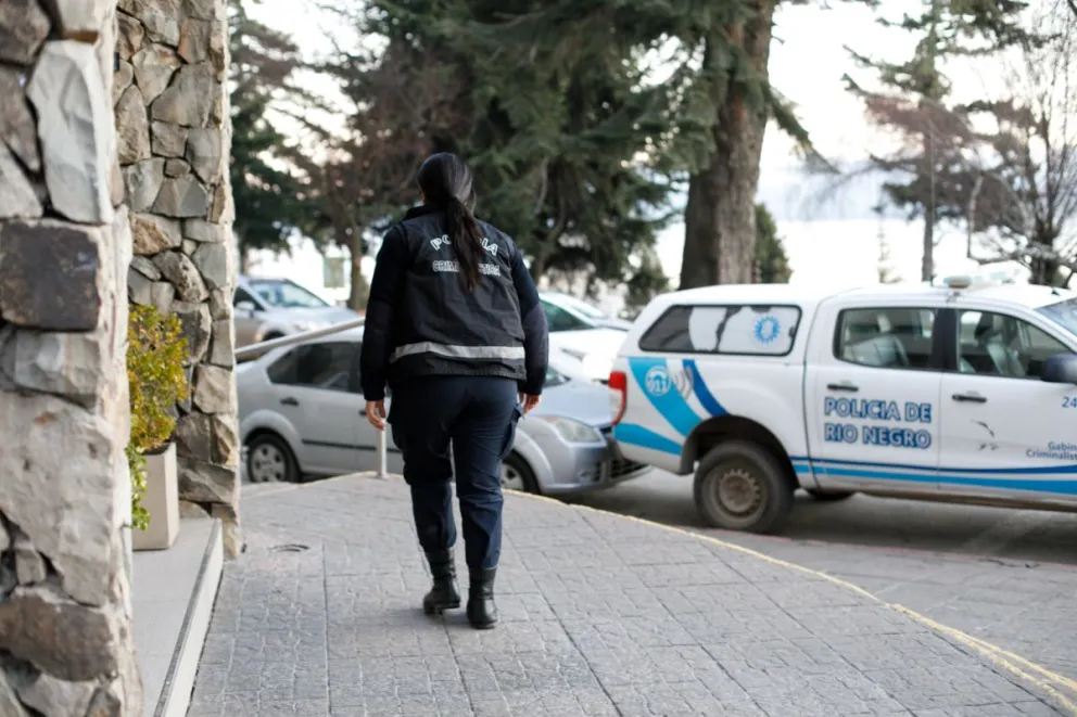 Llegaron a Bariloche los padres del egresado que cayó del sexto piso del hotel