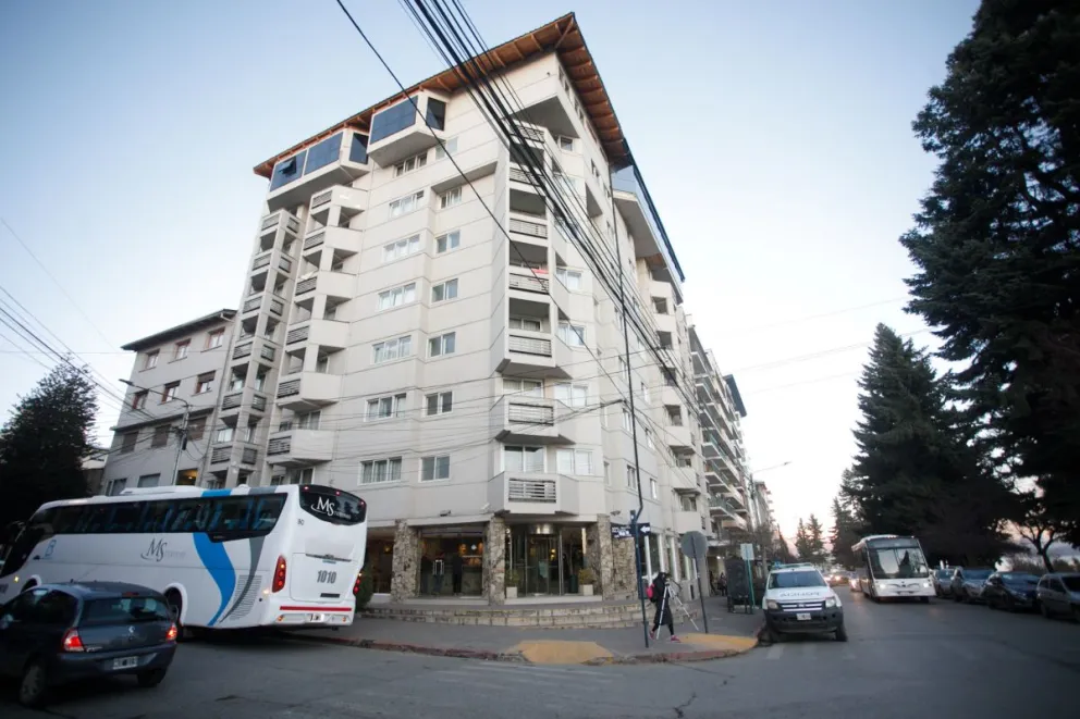 Fue dado de alta el joven que cayó del sexto piso en su viaje de egresados en Bariloche
