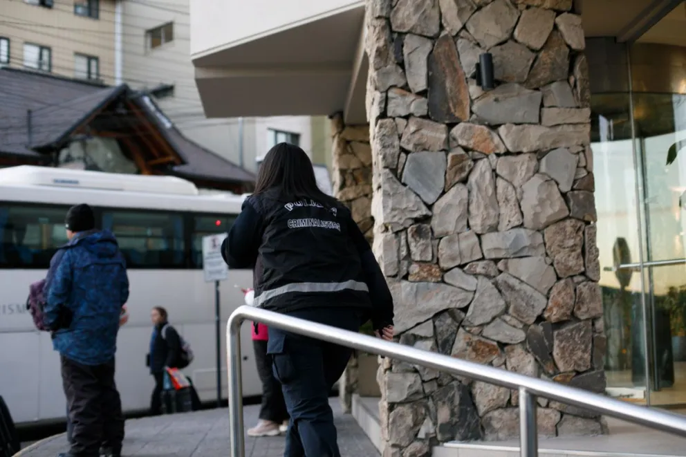 Un egresado sufrió una caída desde el sexto piso de un hotel