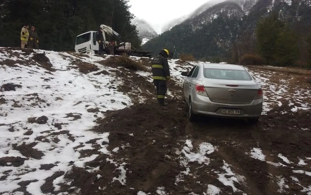 Un vehículo desbarrancó en Ruta 40 y debieron asistirlo 