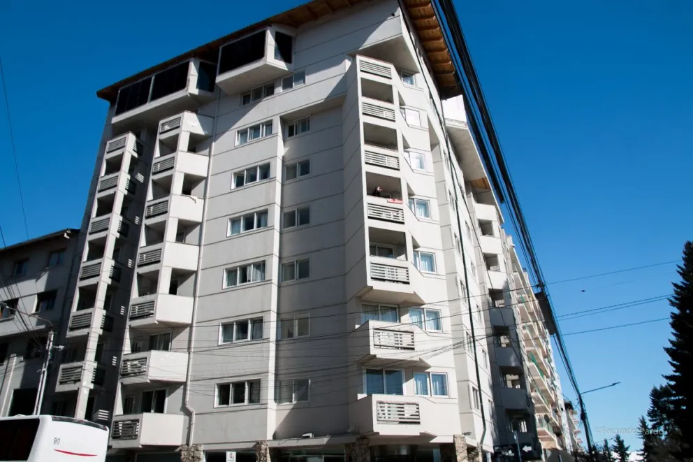 Primer informe médico: El egresado que cayó de un sexto piso sufrió fracturas en el rostro y distintas lesiones 