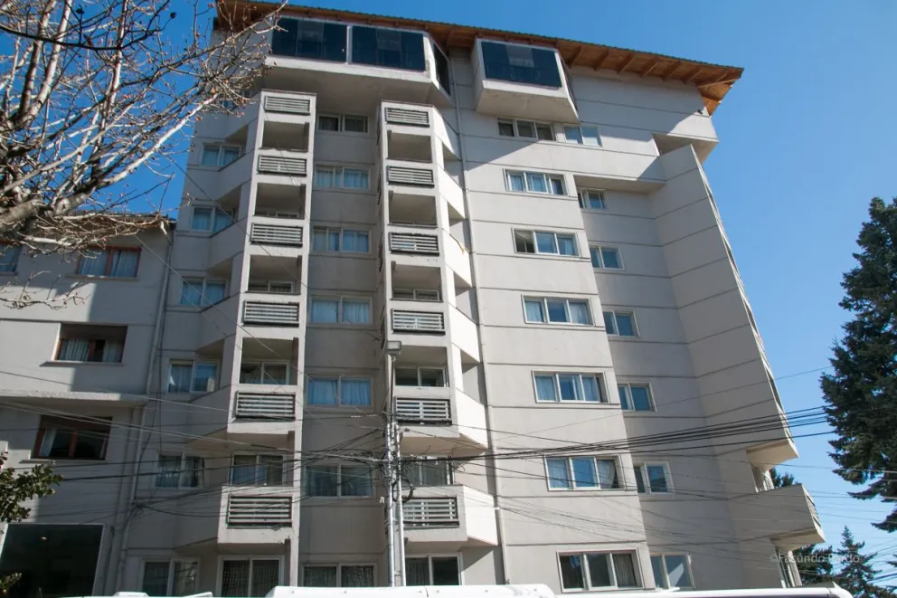 Cuál es el estado de salud del egresado que cayó de un sexto piso de un hotel en Bariloche?