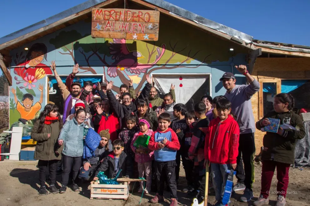 Integrantes de Cre-Arte fabricaron juguetes de madera y los regalaron en un merendero
