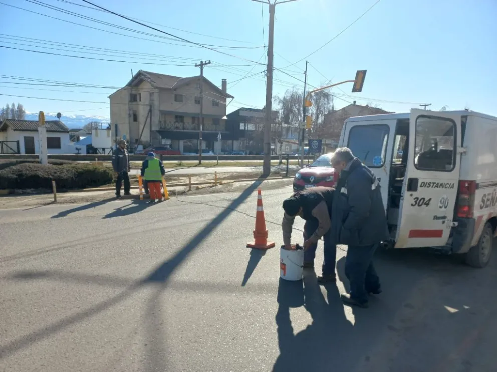 Cambian los pilotes amarillos para demarcación de Costanera