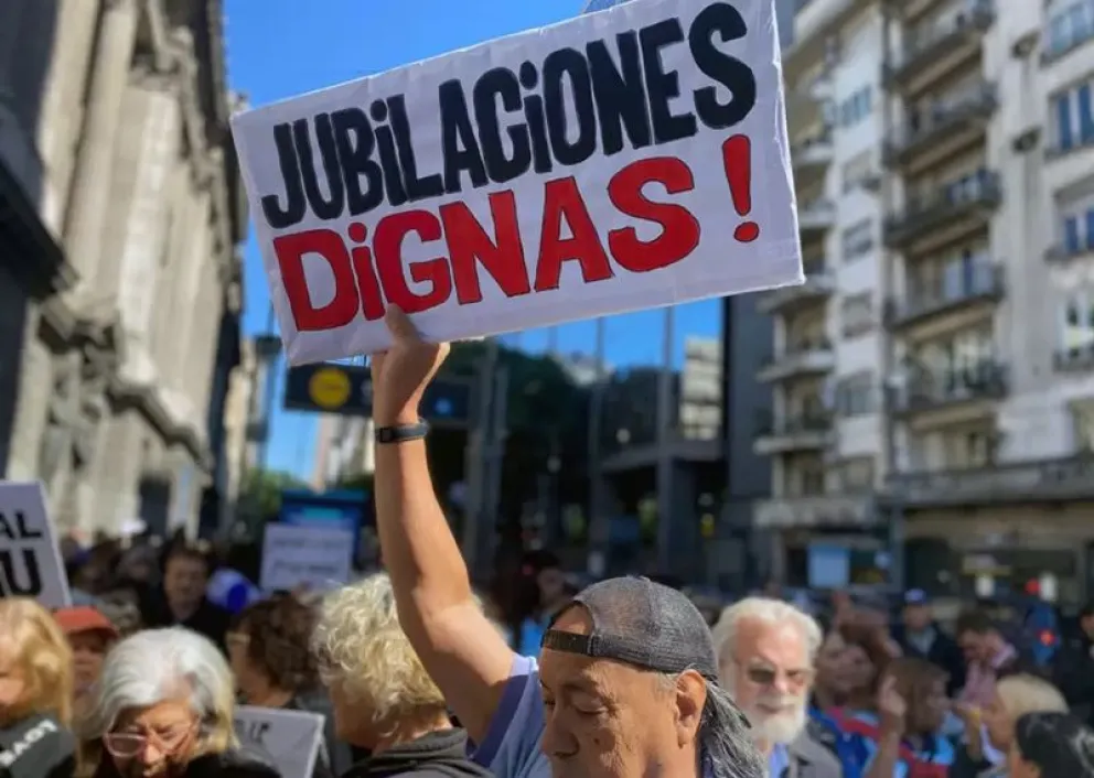 Brutal represión a Jubilados que marchaban en contra del veto de Milei a la nueva movilidad