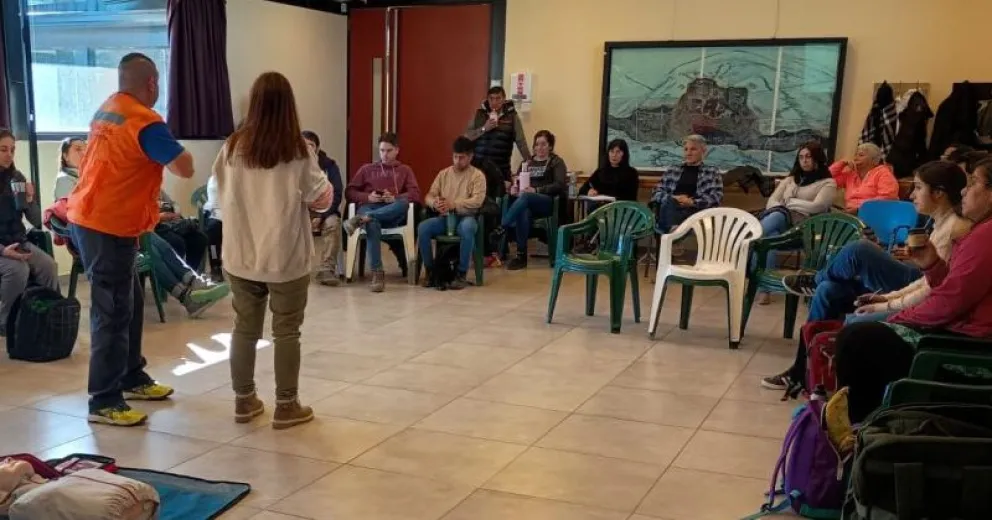 Protección Ciudadana capacitó a personal municipal en RCP, primero auxilios y DEA