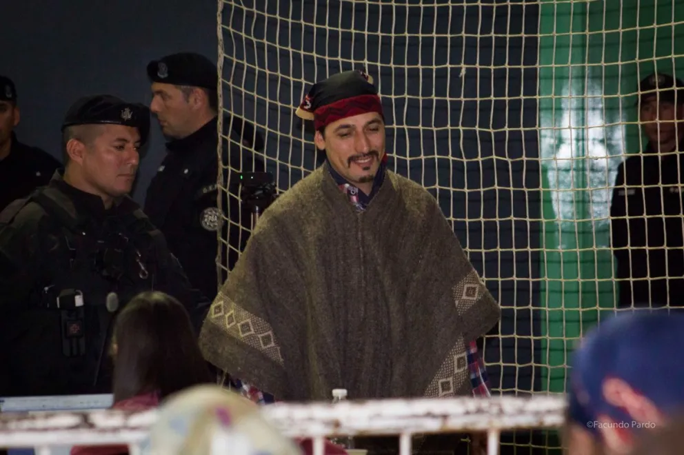 Imagen de archivo de Jones Huala, a quien un representante de la Asociación Gremial de Abogados despegó del fuego en Chubut.