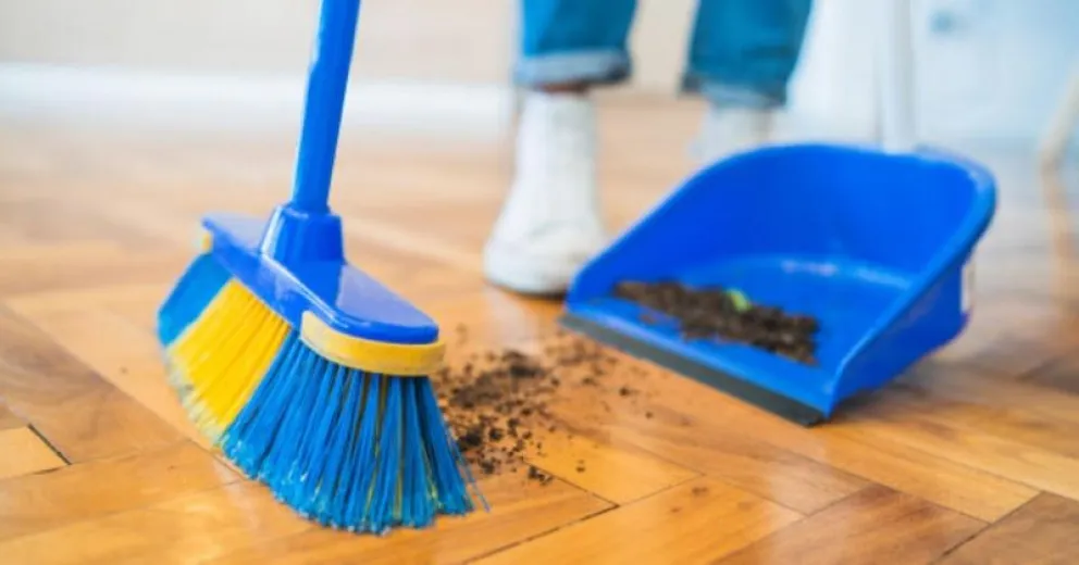 El truco viral para barrer sin que quede una sola pelusa en el piso