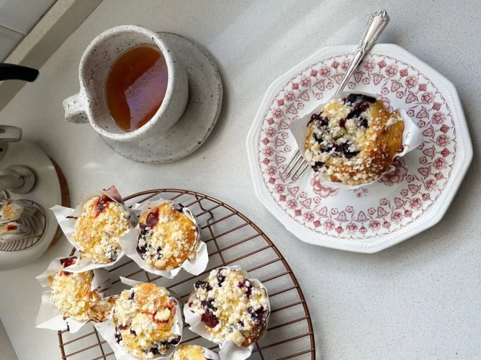 Una receta distinta para el té: muffins de yogur, arándanos y frutillas con crumble