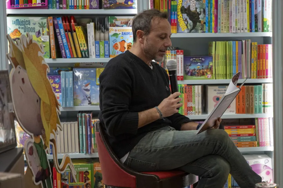 Bernasconi, en una imagen de archivo, durante una presentación en una librería barilochense (foto: Eugenia Neme).