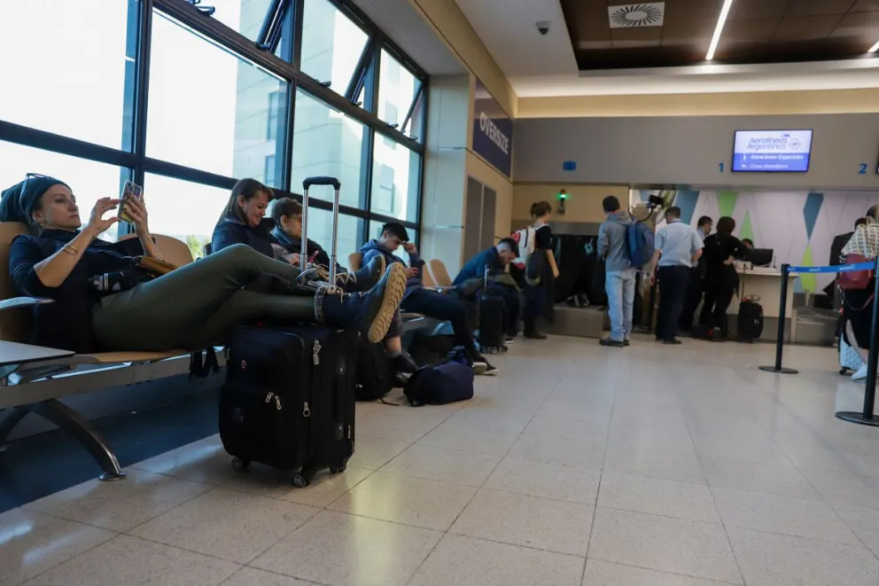 El paro de aeronáuticos convirtió a los egresados en "rehenes" de la medida en Bariloche
