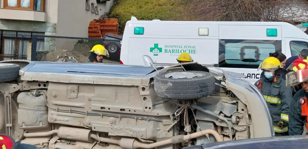 Aparatoso vuelco de un Chevrolet Classic en Segundo Sombra complicó la circulación
