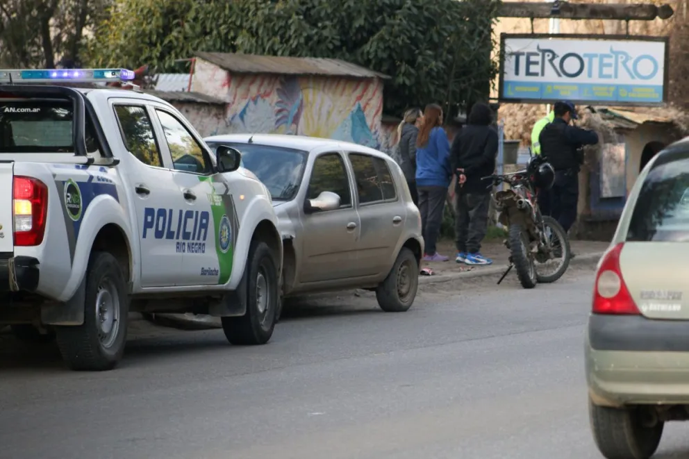 Choque entre un auto y una moto en el kilómetro 11