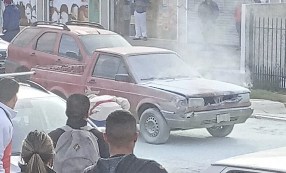 Video: Susto por una camioneta que se empezó a incendiar en plena marcha por calle Onelli