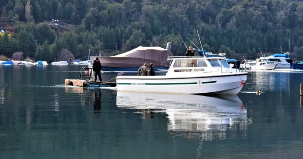 Siguen retirando boyas ilegales y bloques de hormigón desde el lago Nahuel Huapi