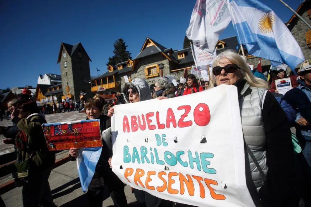 Marcharon al Cívico contra las políticas de Milei y el veto a la fórmula previsional 